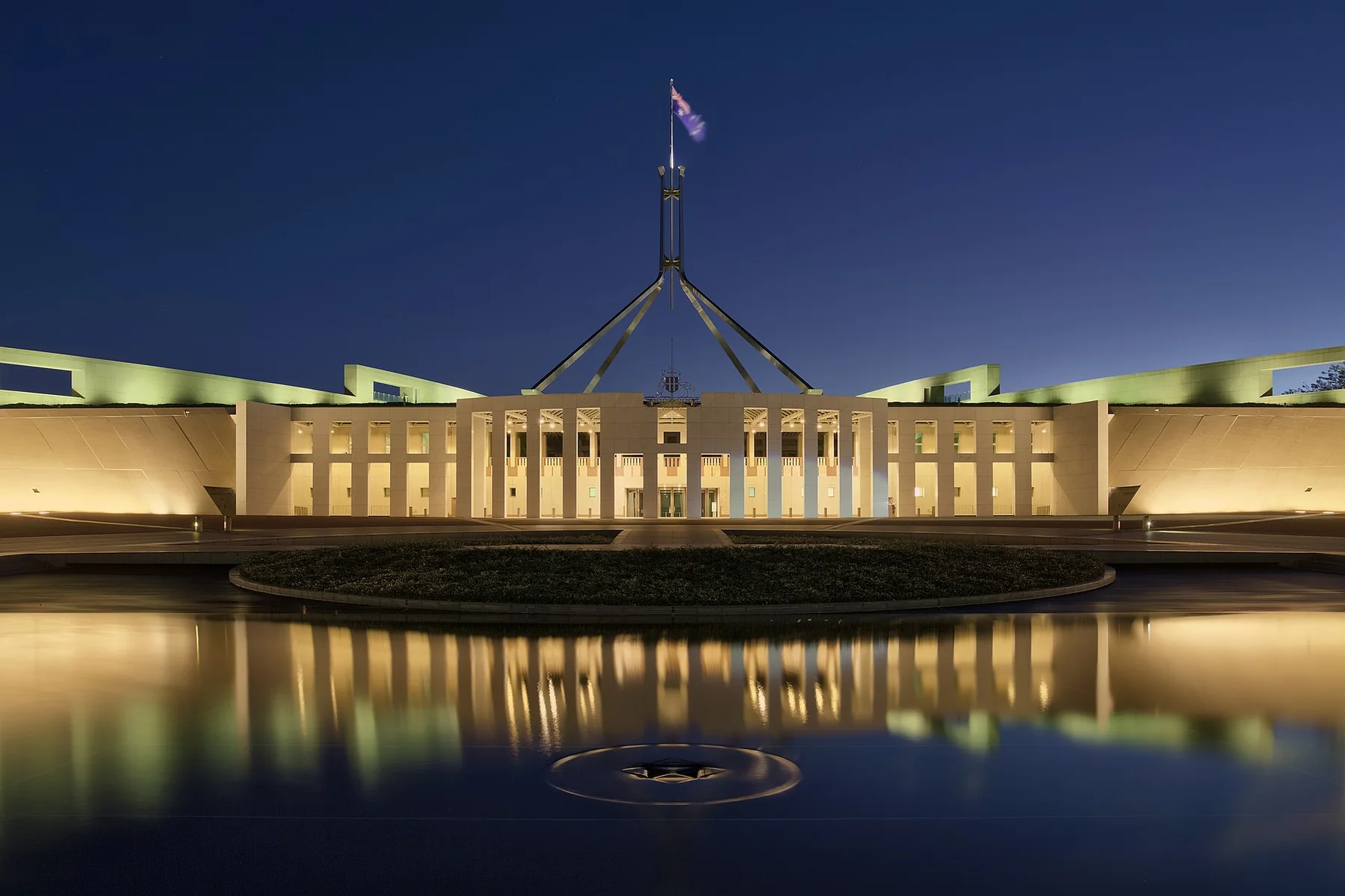 Tòa nhà Quốc hội ở Canberra lên đèn lúc chạng vạng