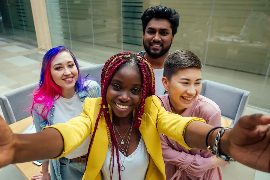 Một nhóm bạn trẻ đang chụp ảnh selfie cùng nhau